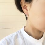 麻の葉模様モチーフとパールチャームのシルバーピアス着用画像