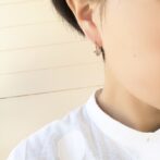 キノコモチーフのシルバーピアス着用画像