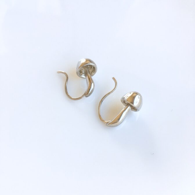 キノコモチーフのシルバーピアス