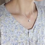 桜の花びらのシルバーネックレス着用画像