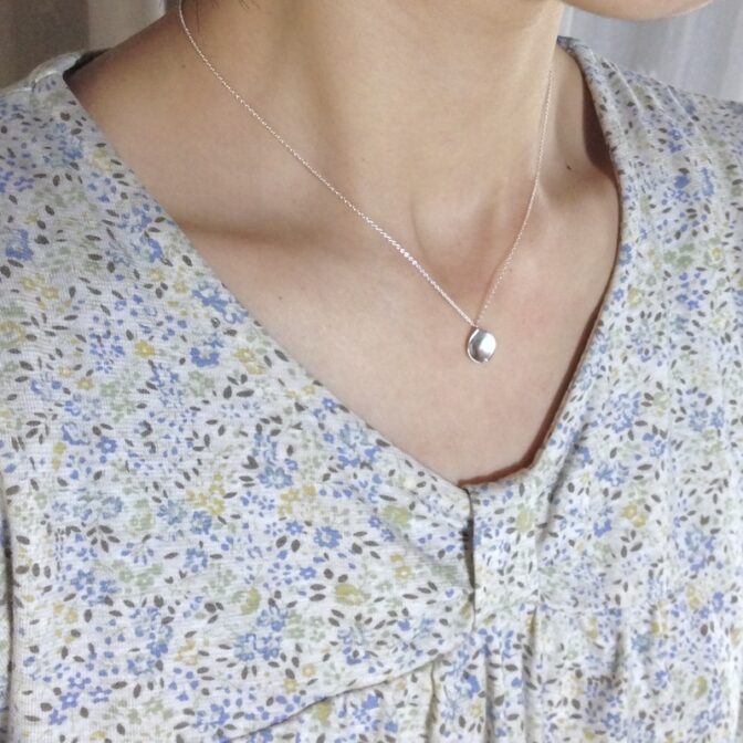 桜の花びらのシルバーネックレス着用画像