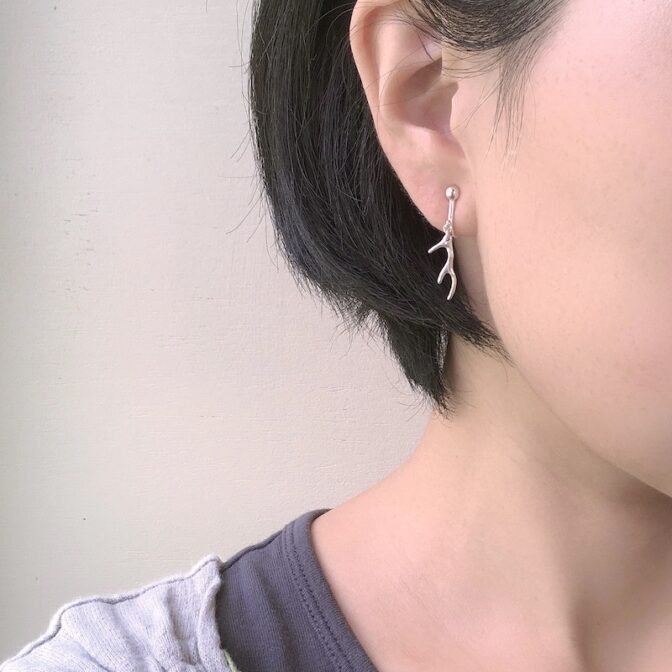 ヤクシカの角モチーフのシルバー製イヤリング着用画像
