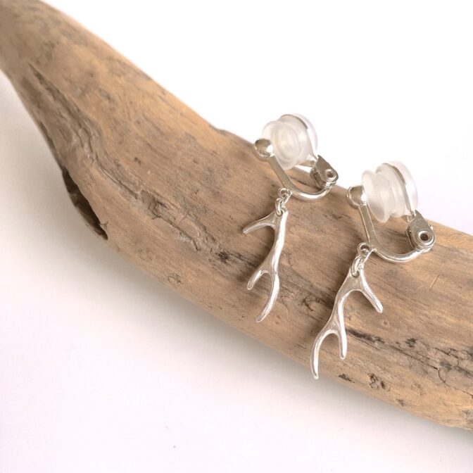 ヤクシカの角モチーフのシルバー製イヤリング
