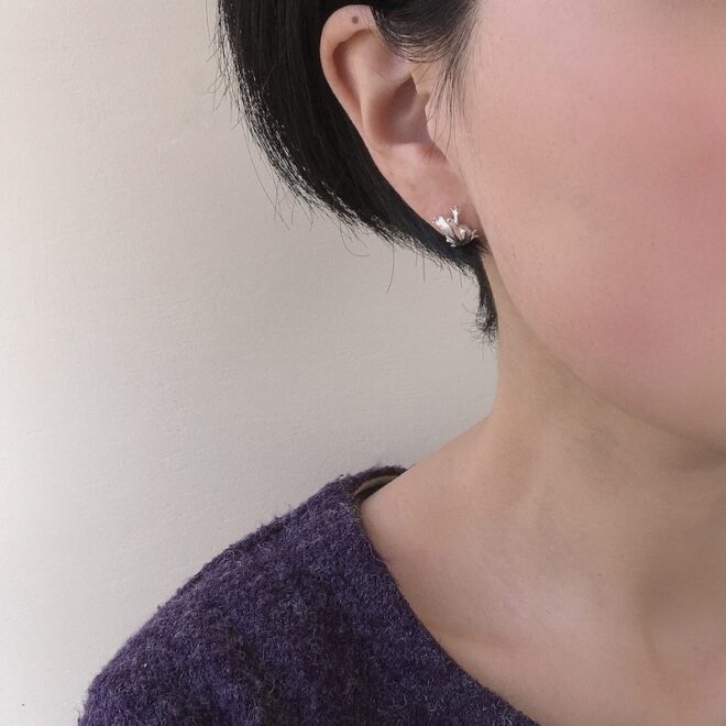 アマガエルのシルバーピアス着用画像