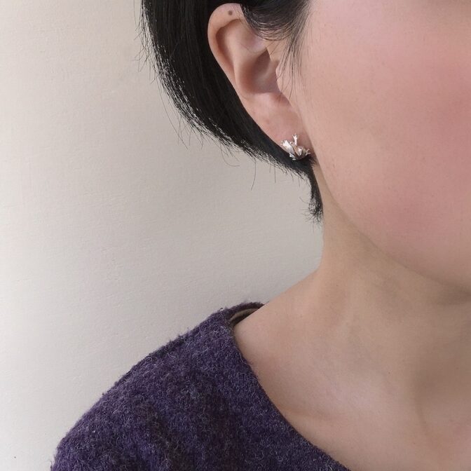 アマガエルのシルバーピアス着用画像