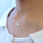 麻の葉模様モチーフとパールチャームのシルバーネックレス着用画像