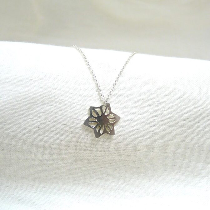 麻の葉模様モチーフのシルバーネックレス