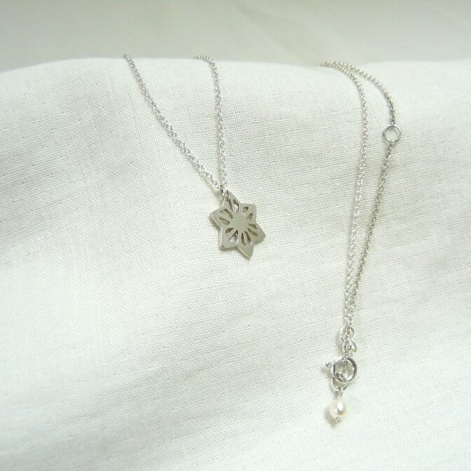麻の葉模様モチーフとパールチャームのシルバーネックレス