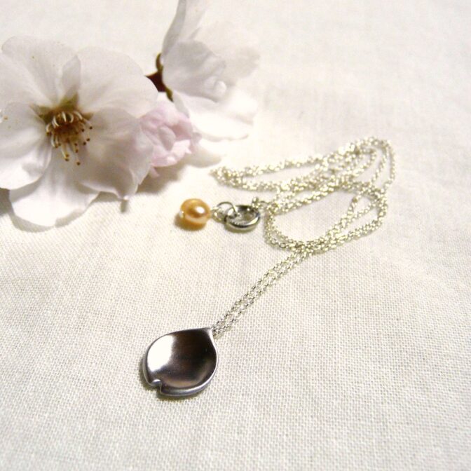 桜の花びらのシルバーネックレス