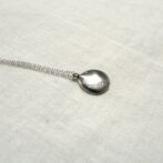 桜の花びらのシルバーネックレス