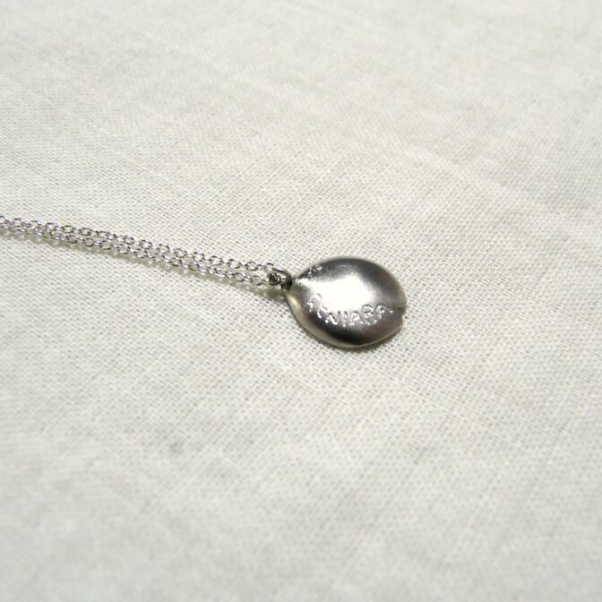 桜の花びらのシルバーネックレス