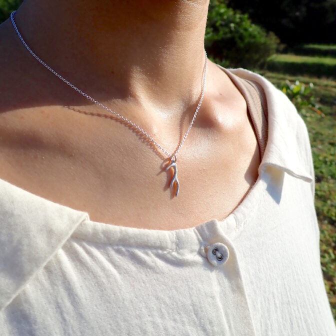 鹿の角のシルバーネックレス着用画像