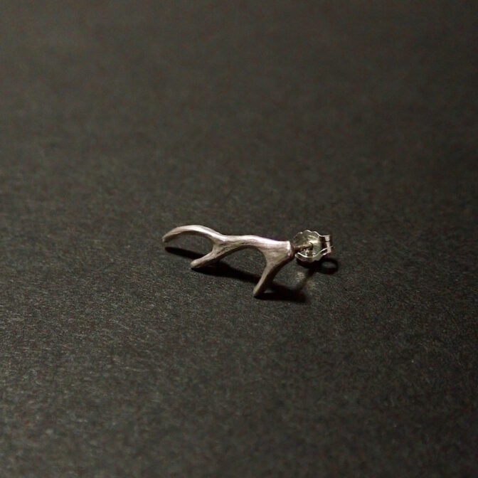鹿の角のシルバーピアス
