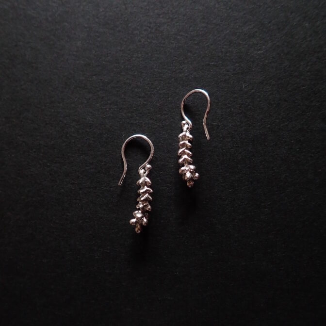 杉の葉モチーフのシルバーピアス