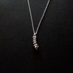 杉の葉モチーフのシルバーネックレス