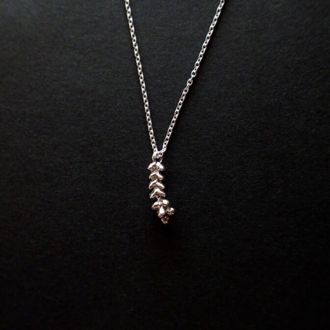 杉の葉モチーフのシルバーネックレス
