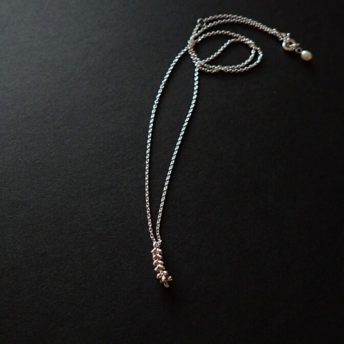 杉の葉モチーフのシルバーネックレス