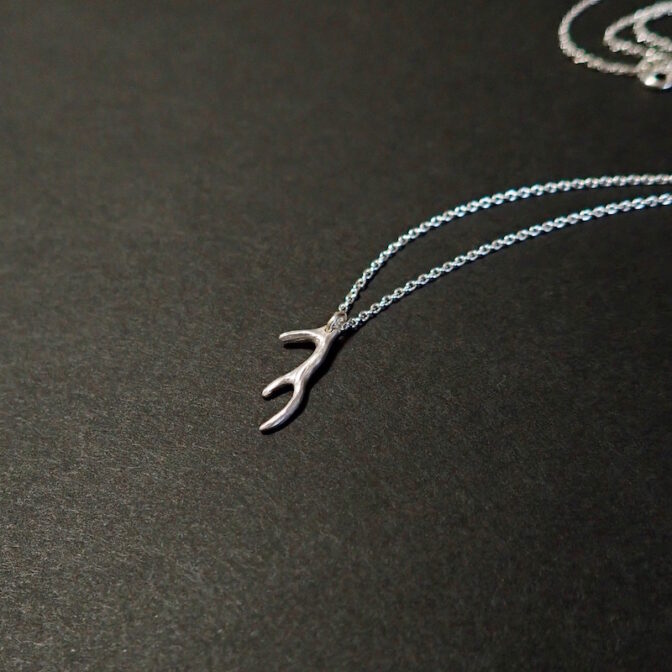 鹿の角のシルバーネックレス