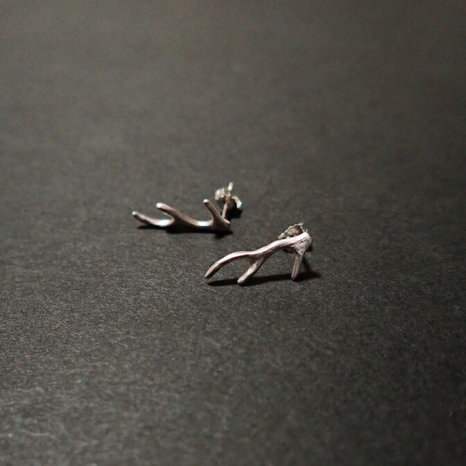 鹿の角のシルバーピアス