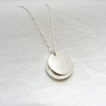 三日月と星モチーフのコイン状のシルバーネックレス