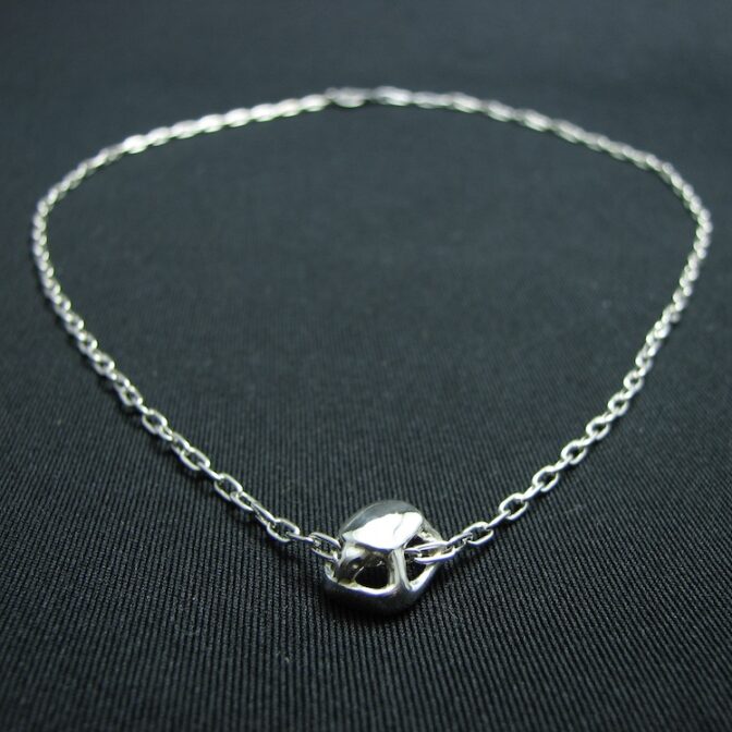 カメモチーフのシルバーネックレス