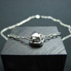 カメモチーフのシルバーネックレス