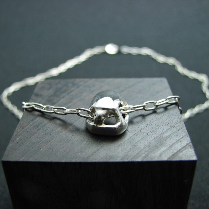 カメモチーフのシルバーネックレス