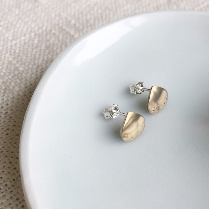 栗モチーフの真鍮ピアス