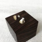 栗モチーフの真鍮ピアス