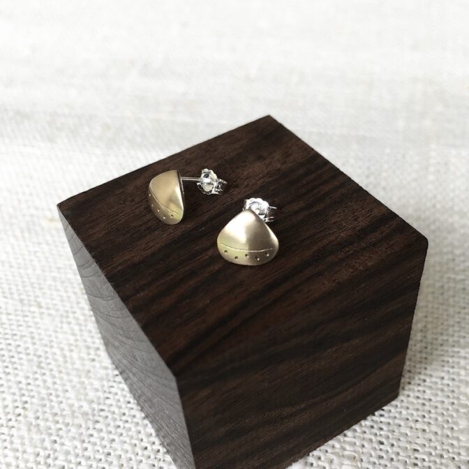 栗モチーフの真鍮ピアス