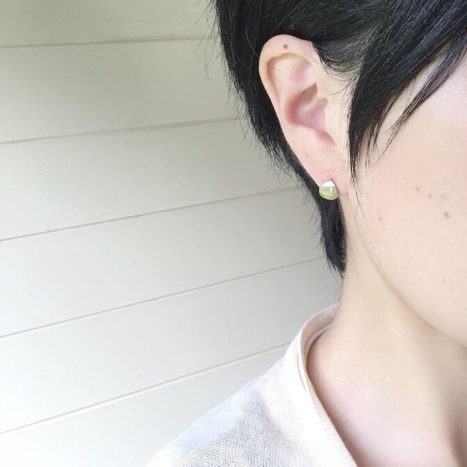 栗モチーフの真鍮ピアス