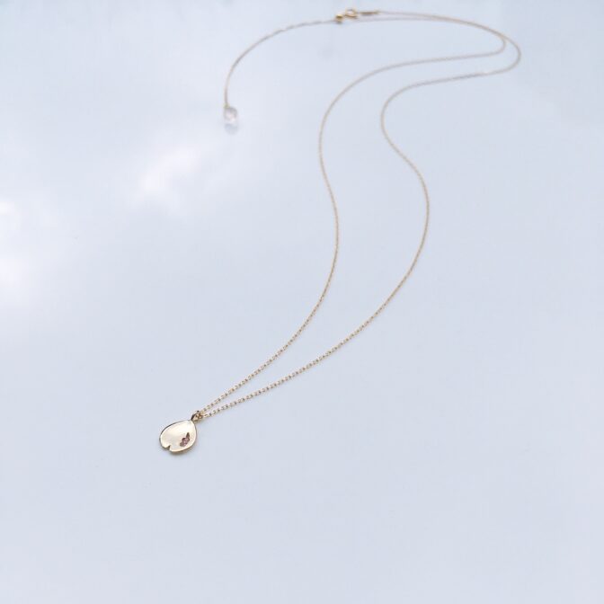 桜の花びらのK18ネックレス
