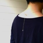 桜の花びらのK18ネックレス着用画像