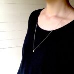 桜の花びらのK18ネックレス着用画像