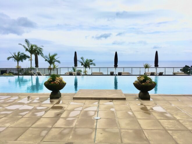 sankara hotel屋久島のプールサイド