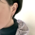 唐草モチーフのシルバーピアス着用画像