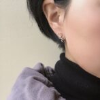 唐草モチーフのシルバーピアス着用画像