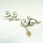 唐草モチーフのシルバーピアス