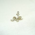 唐草モチーフのシルバーピアス