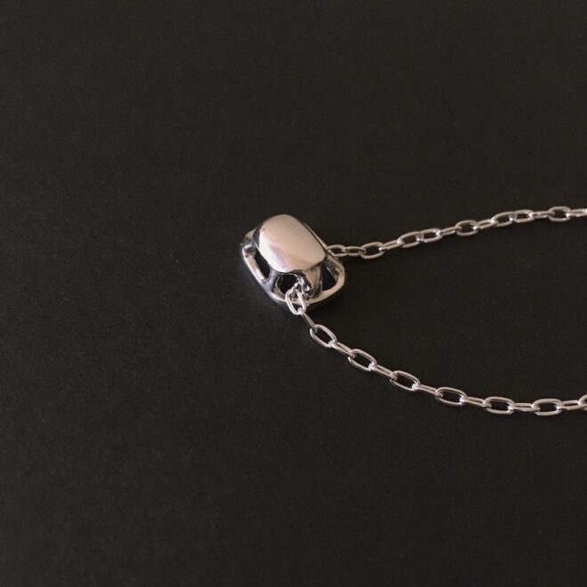 かめモチーフのシルバー製ネックレス