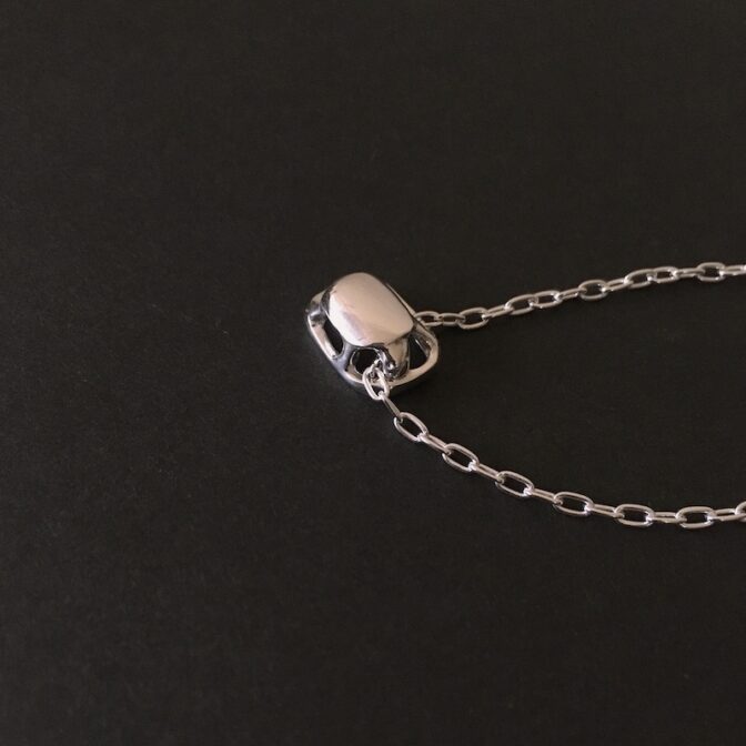 かめモチーフのシルバー製ネックレス