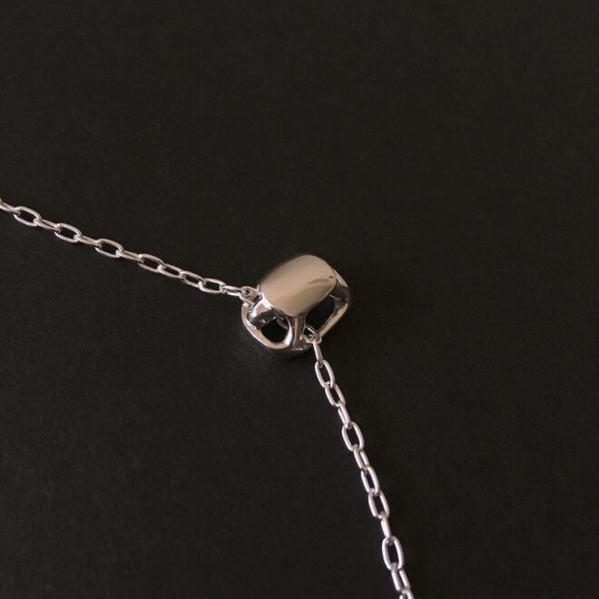 かめモチーフのシルバー製ネックレス