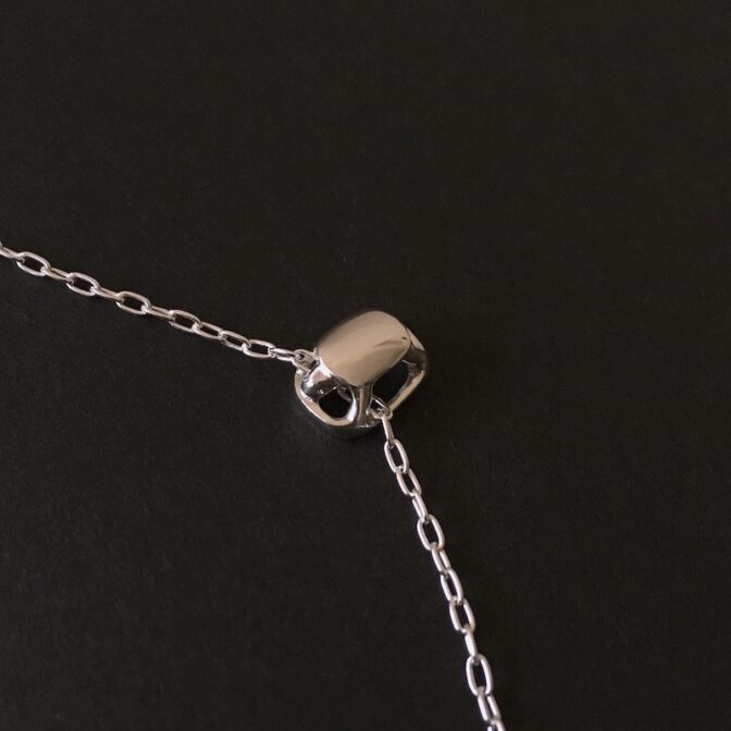 かめモチーフのシルバー製ネックレス