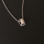 かめモチーフのシルバー製ネックレス