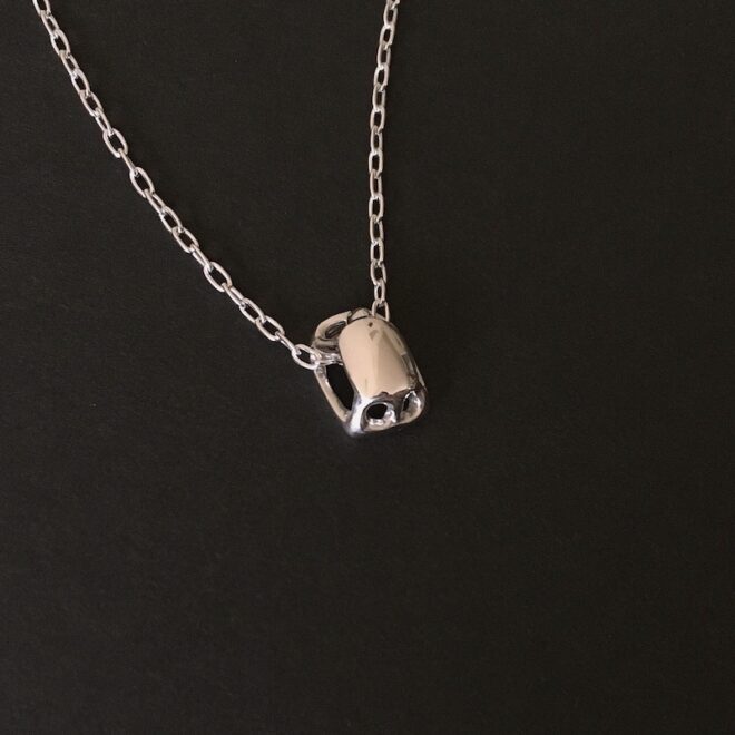 かめモチーフのシルバー製ネックレス