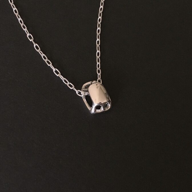 かめモチーフのシルバー製ネックレス