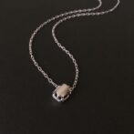 かめモチーフのシルバー製ネックレス