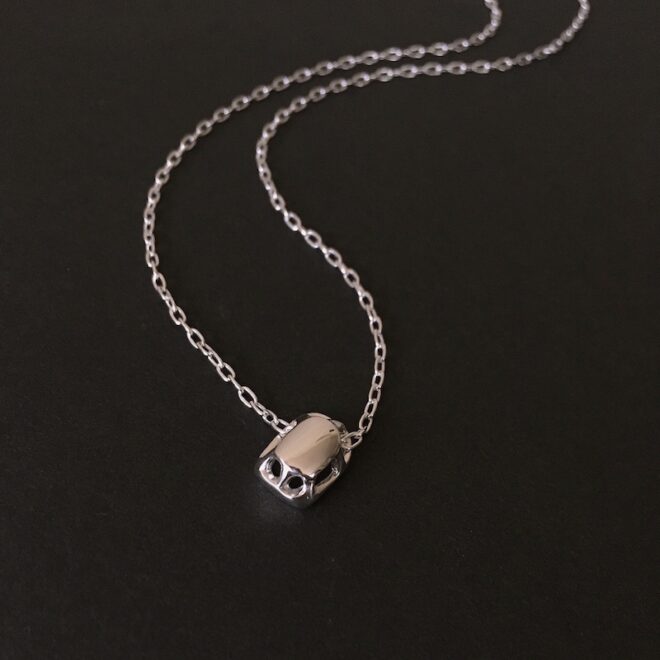 かめモチーフのシルバー製ネックレス