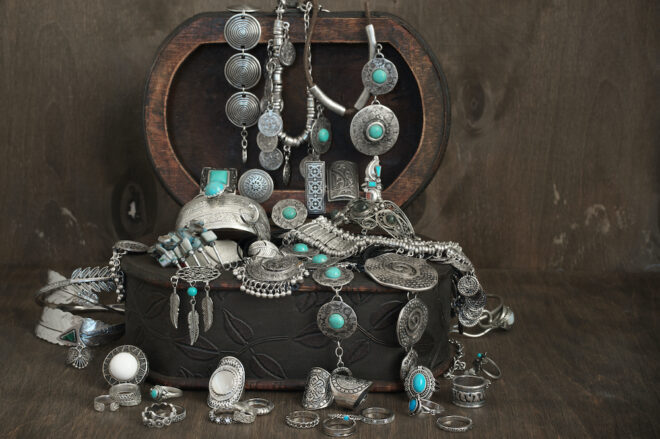木の箱にインディアンジュエリーが積み重なる