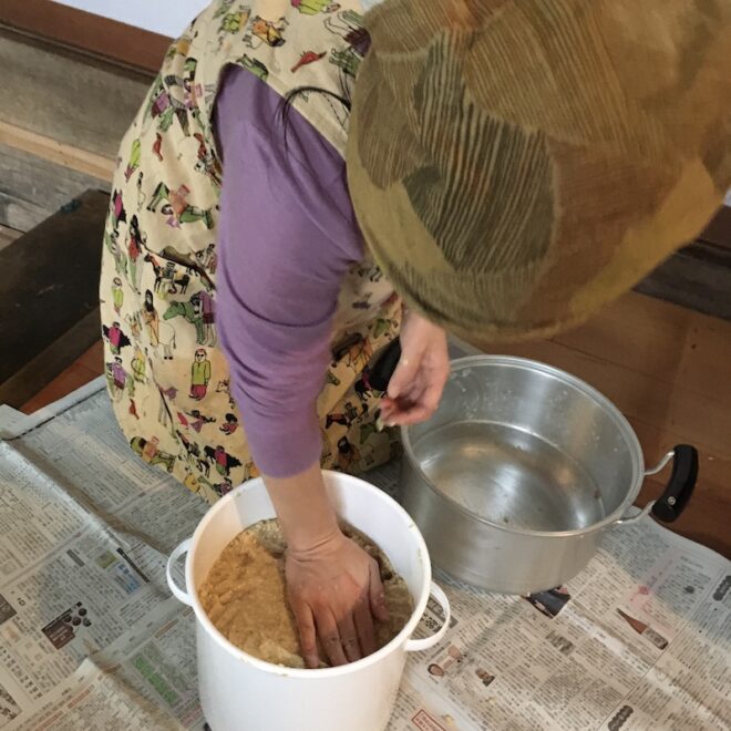 味噌作り過程(樽に味噌の種を詰めている所)